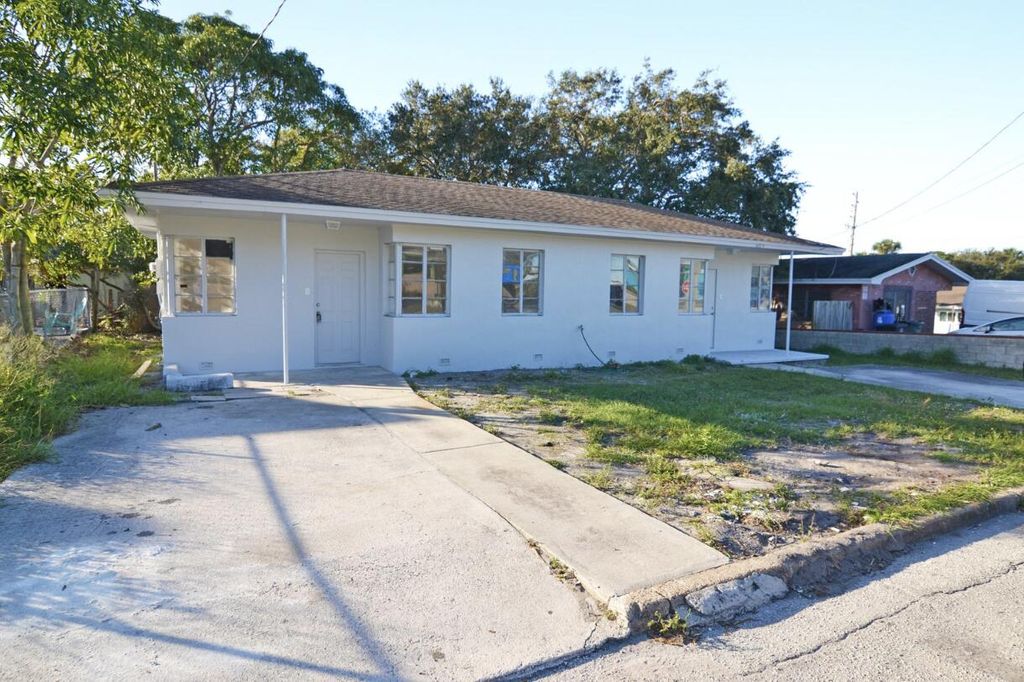 Photo of 603 Cedar Place, Fort Pierce, FL 34950 (MLS # R10976013)