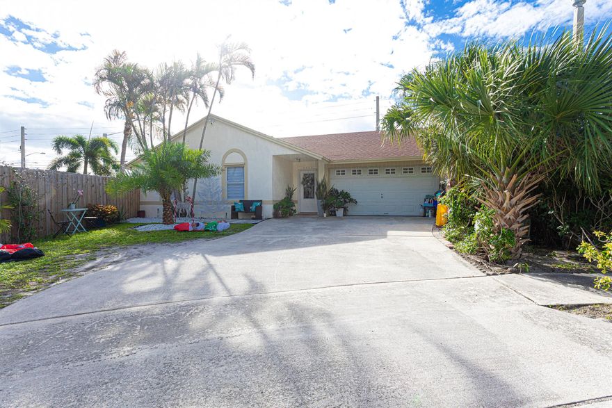 Discover the allure of this exquisite single-family residence nestled in a highly desirable neighborhood. Boasting 3 bedrooms and 2 bathrooms, the home includes a versatile bonus room suitable for use as a fourth bedroom, a spacious living room, or an entertainment area. Additionally, it offers a dedicated office space, making it an ideal setting for both family and work needs.