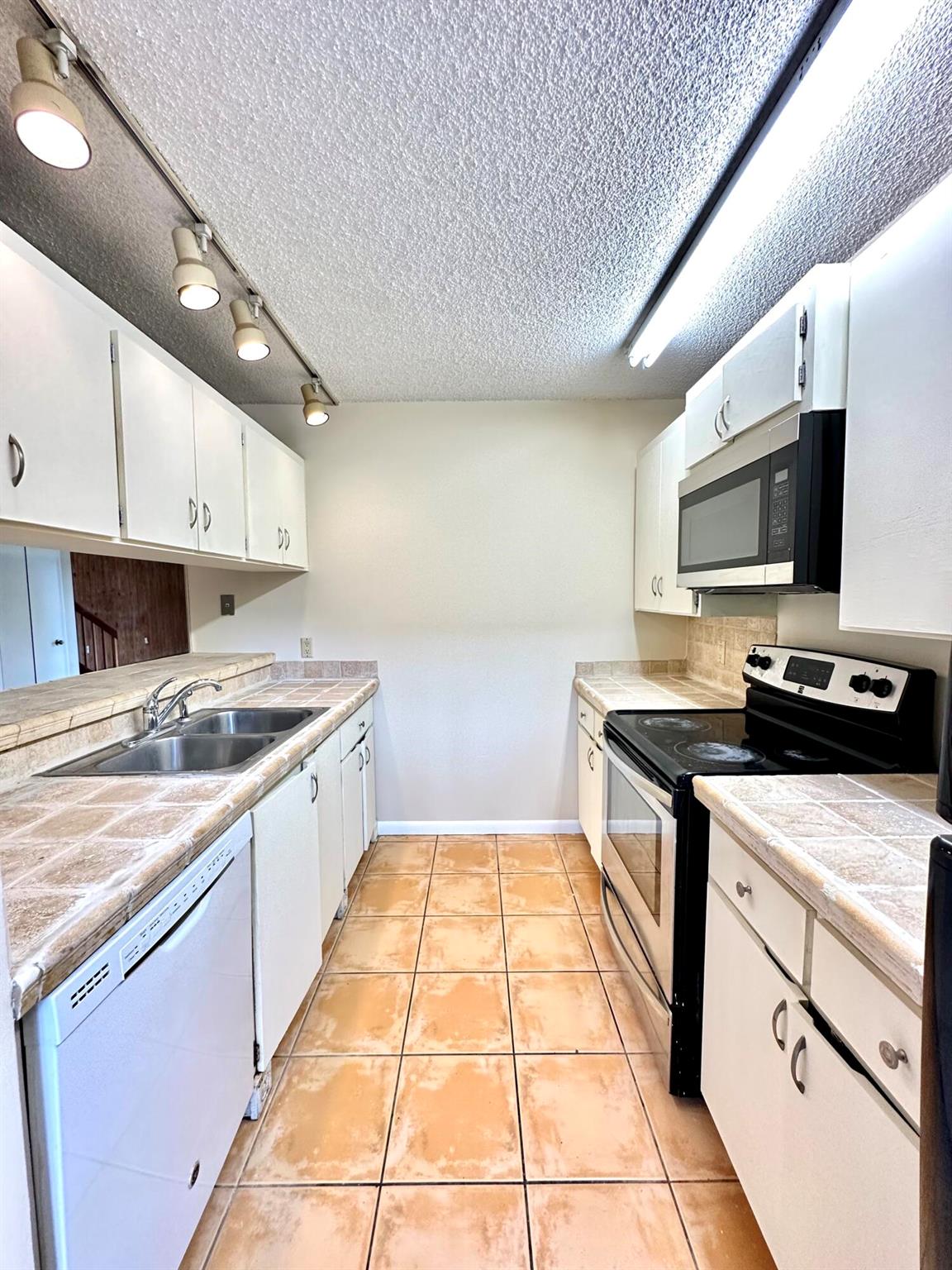 VILLAGE OF SANDALWOOD LAK - Residential Lease