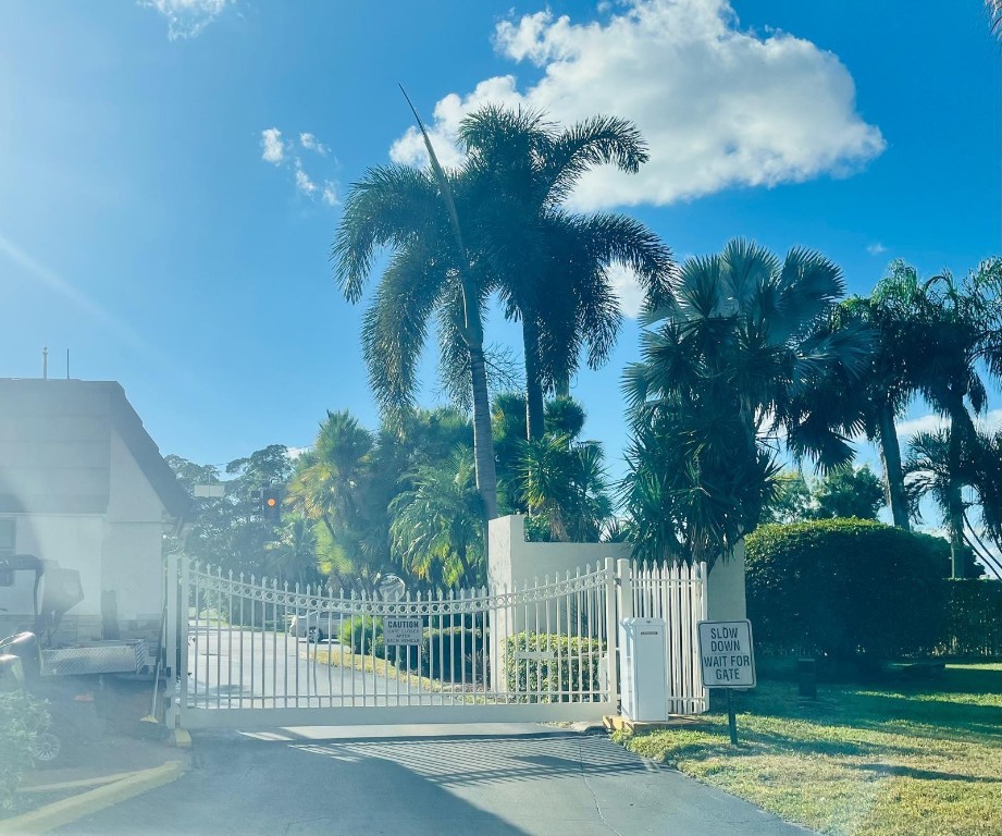 18TH HOLE AT INVERRARY - Residential