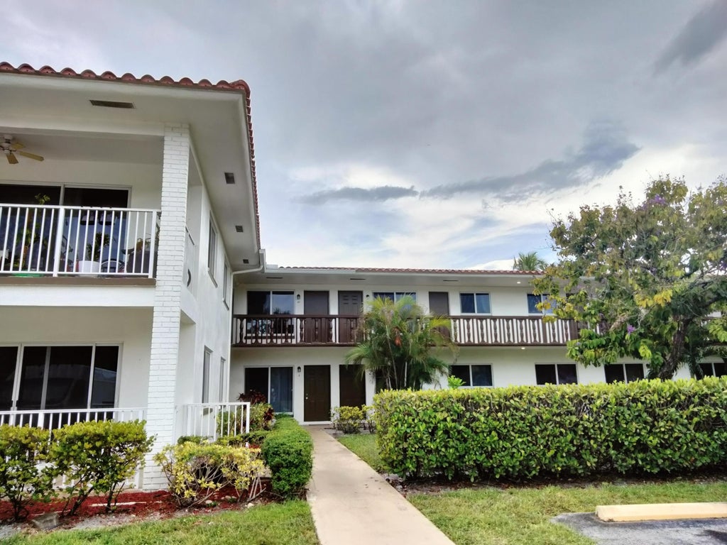Photo of 600 S Luna Court #23, Hollywood, FL 33021 (MLS # B26068135)