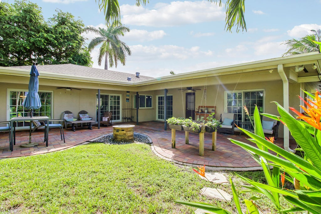Photo of 1209 SW 25TH Avenue, Boynton Beach, FL 33426 (MLS # B26093384)