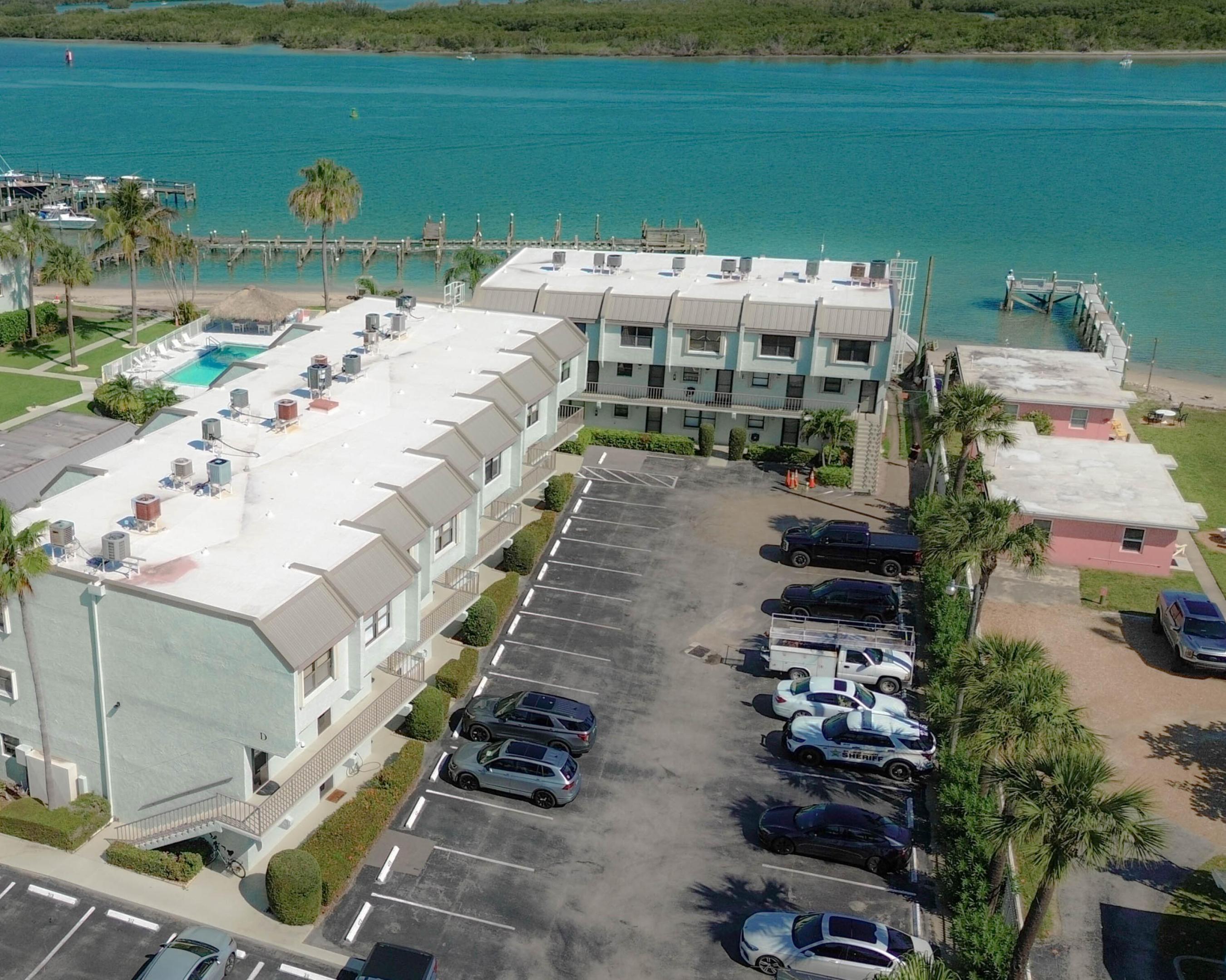 LA ENTRADA DEL MAR CONDOMINIUM - Residential