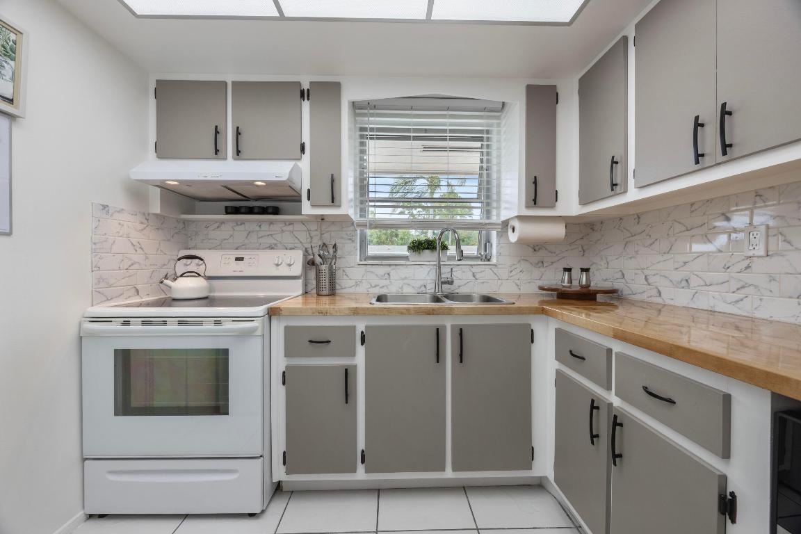 CRESTHAVEN VILLAS CONDO 26 - Residential