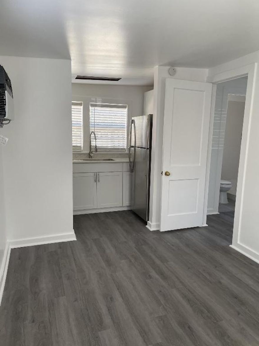 Cozy 1/1 cottage in Central Park Historic District adjacent to El Cid. 1/2 block from Intracoastal, minutes to Airport, freeway and Downtown West Palm Beach, Palm Beach Island. Many restaurants and ''Antique Row'' within walking distance. Don't miss this exceptional opportunity to be in this district!