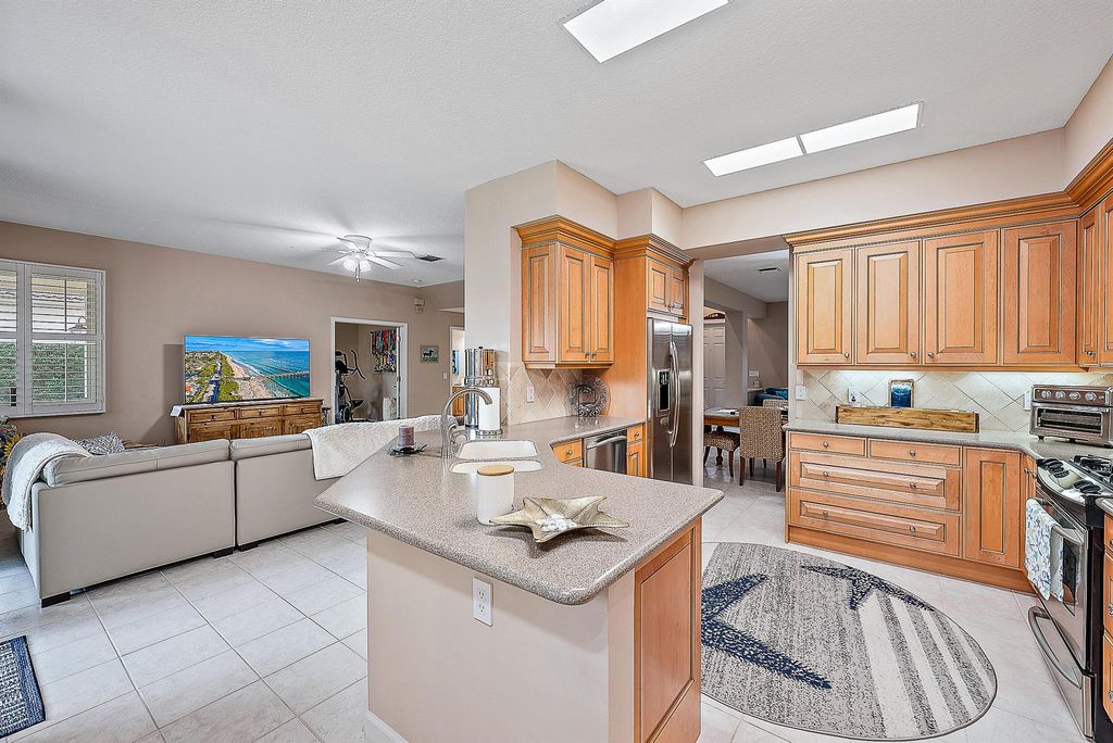 Photo of 437 Woodview Circle, Palm Beach Gardens, FL 33418 (MLS # R10954816)