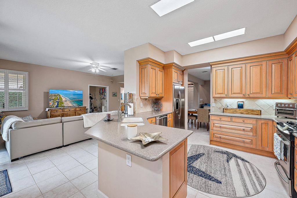 Photo of 437 Woodview Circle, Palm Beach Gardens, FL 33418 (MLS # R10954816)