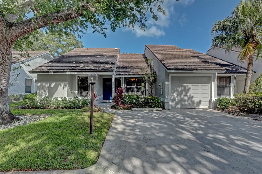 Photo of 704 Saint Giles Court, Palm Beach Gardens, FL 33418 (MLS # R10789854)