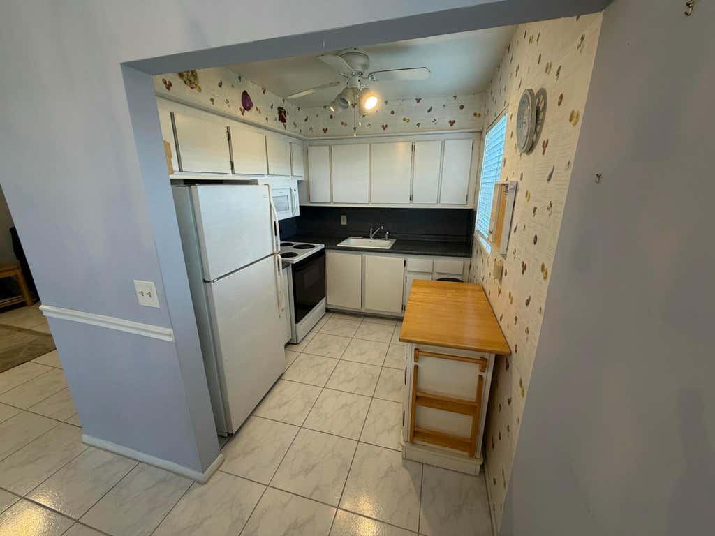Photo of 24 EASTHAMPTON A, West Palm Beach, FL 33417 (MLS # B26060985)