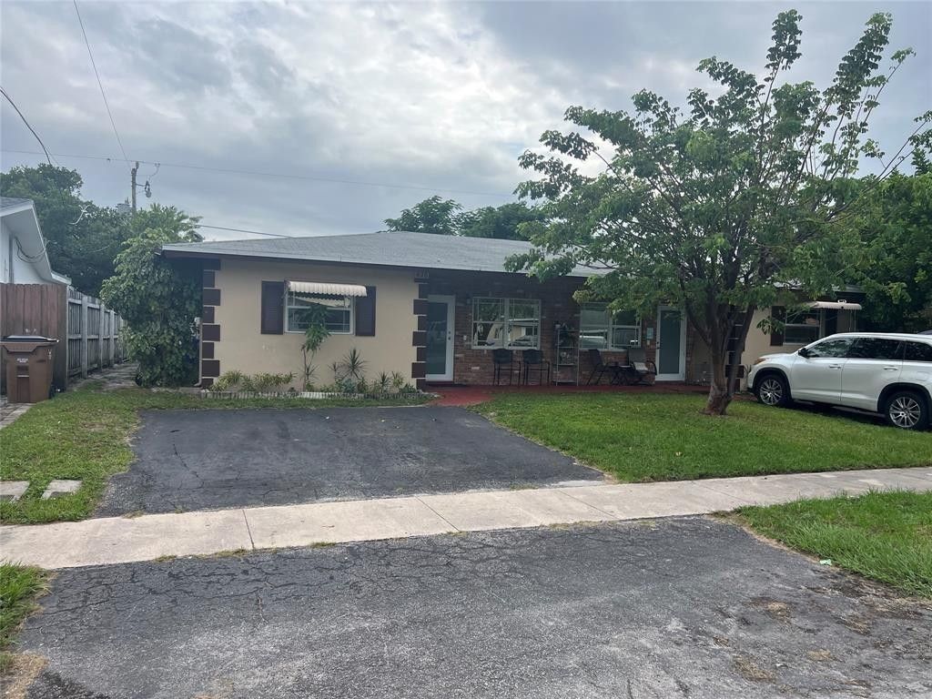 Photo of 426 SE 13th Drive, Deerfield Beach, FL 33441 (MLS # F10545230)
