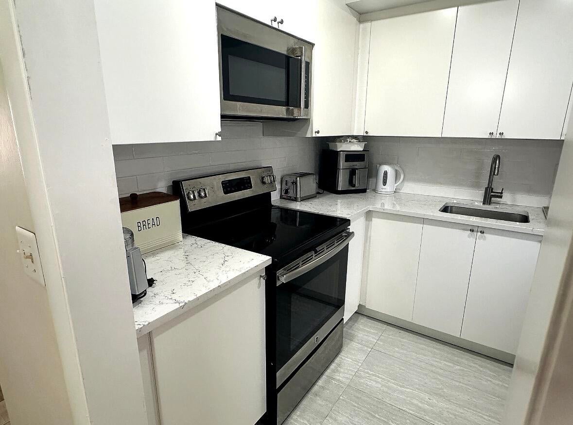 300 NE 20TH Street 4100, Boca Raton, FL, 33431/$160,000 2 300 NE 20TH Street 4100