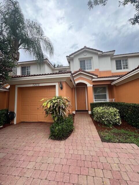 Beautiful townhome in premier location near A rated schools, highways for easy access to neighboring cities and shopping! Townhouse features a large master bedroom and walk- in closet. Granite countertops in kitchen.