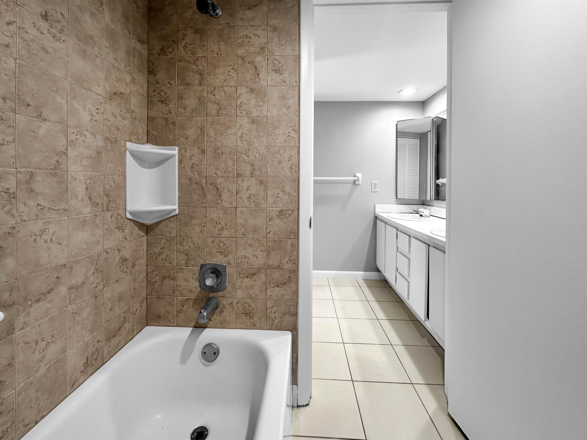 LAKEWOOD OF PALM SPRINGS - Residential Lease