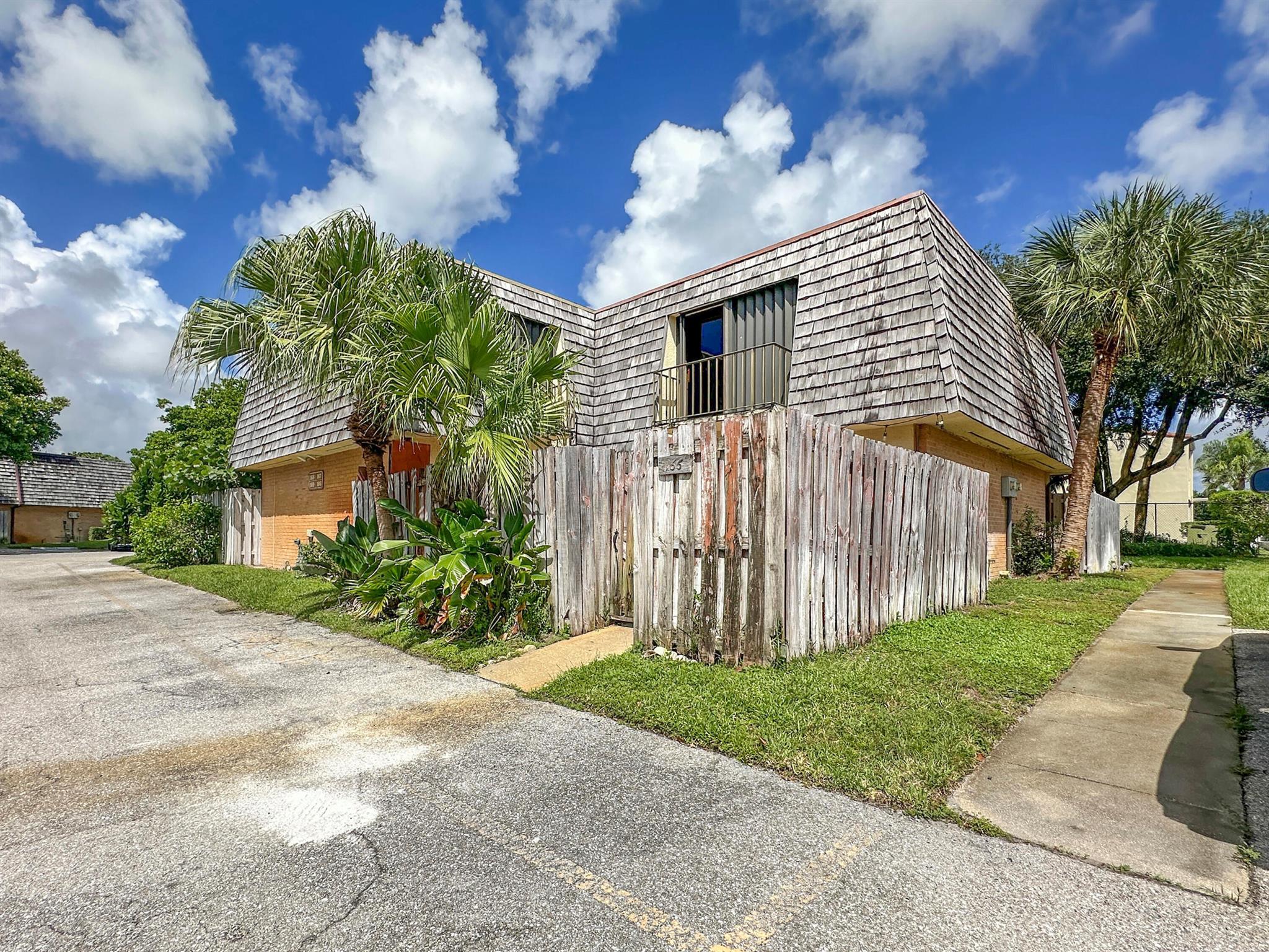 LAKEWOOD OF PALM SPRINGS - Residential Lease