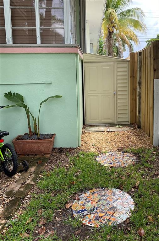 Hollywood 1-21 B - Residential Lease