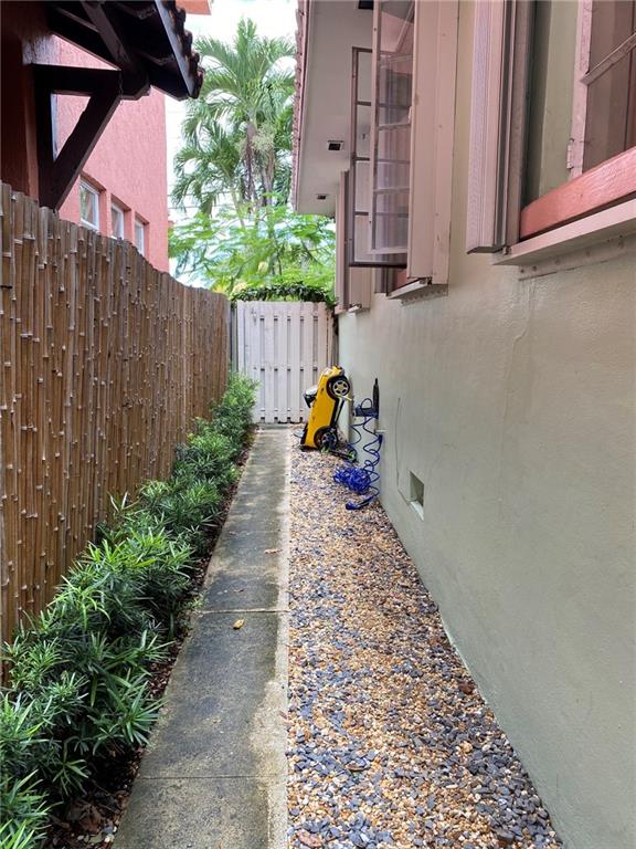 Hollywood 1-21 B - Residential Lease