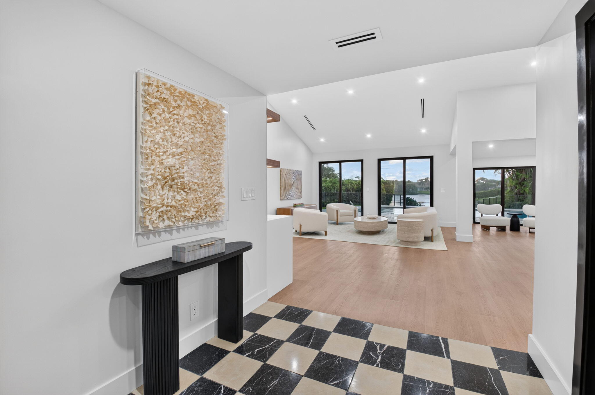 5107 PINEVIEW Circle