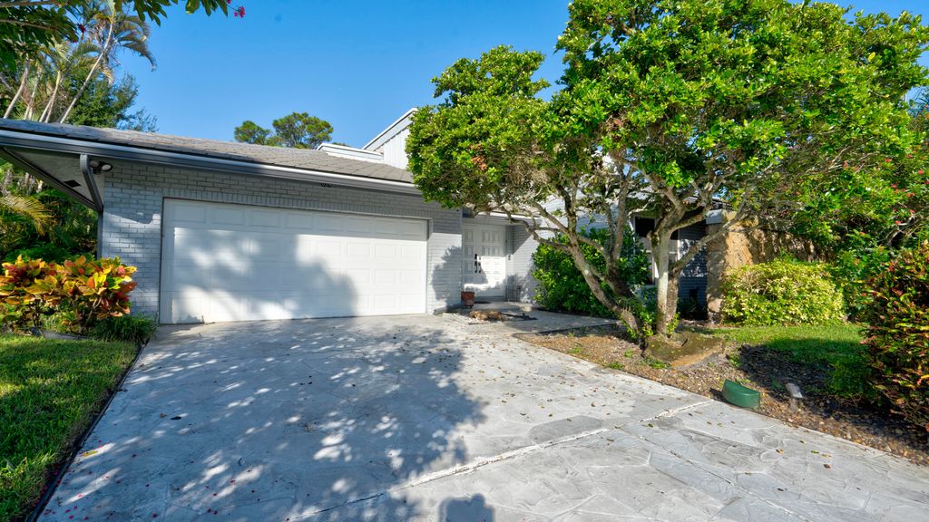 Photo of 634 W Lakewoode Circle, Delray Beach, FL 33445 (MLS # R11127678)