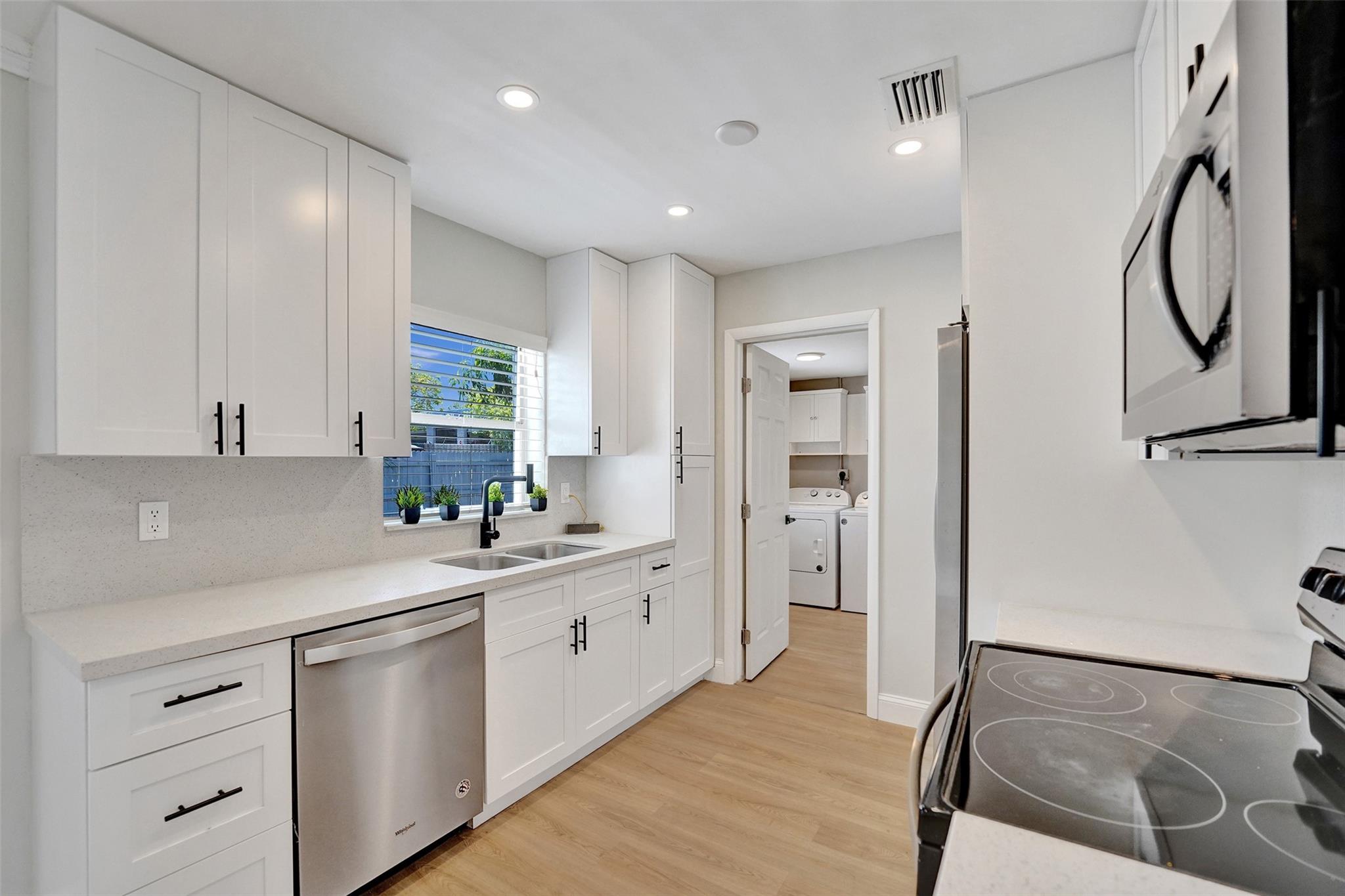 421 NW 39th Avenue, Plantation, FL, 33311/$444,750 3 421 NW 39th Avenue