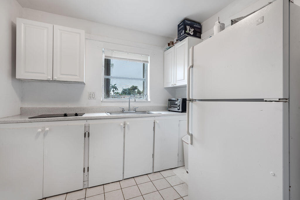 CRESTHAVEN VILLAS 28 CONDO - Residential