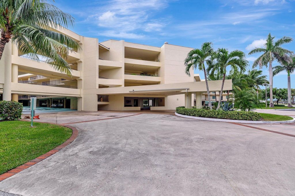 Photo of 221 NE Plantation Road #406, Stuart, FL 34996 (MLS # R11107157)