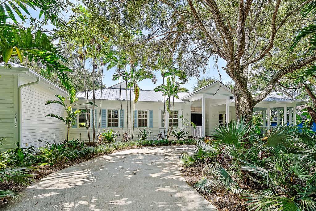 Photo of 11025 Monet Lane, Palm Beach Gardens, FL 33410 (MLS # R11026366)
