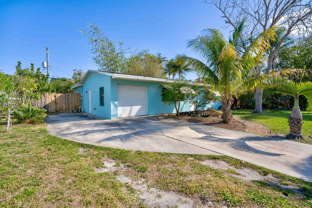 Photo of 709 Gumtree Road, North Palm Beach, FL 33408 (MLS # R10963585)