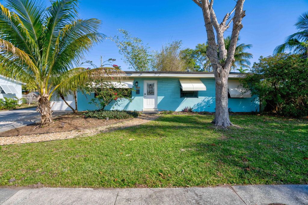 Photo of 709 Gumtree Road, North Palm Beach, FL 33408 (MLS # R10963585)