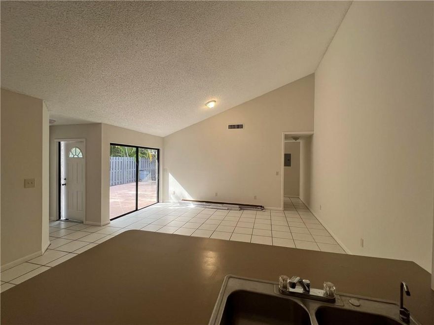 3/2 VILLA IN SUMMIT PINES COMMUNITY, INTERIOR FRESHLY PAINTED, NEW FLOORING. SPACIOUS PRIVATE COURTYARD/PATIO, CORPORATE OWNED SEE SELLERS ADDENDUM.