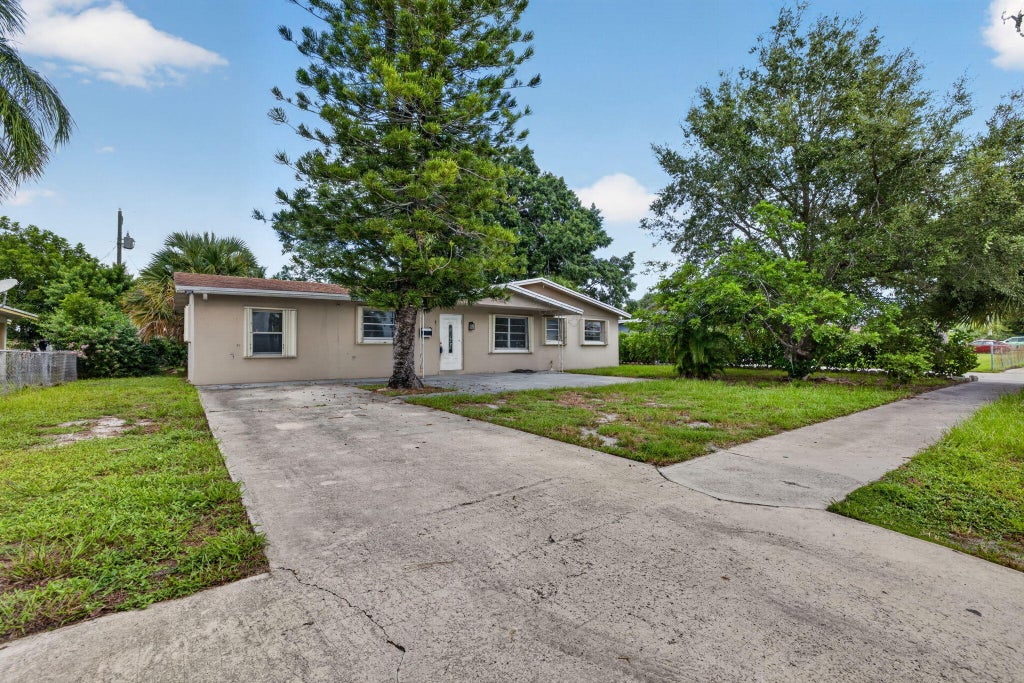 Photo of 913 NW 10th Terrace, Stuart, FL 34994 (MLS # B26079074)