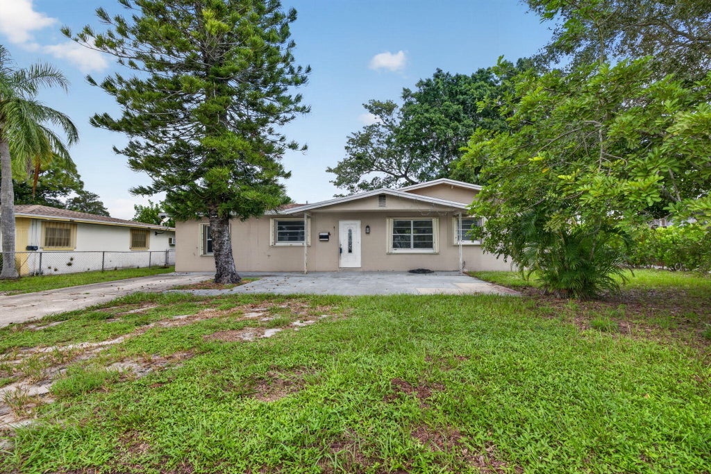 Photo of 913 SE 10th Street, Stuart, FL 34994 (MLS # B26079074)