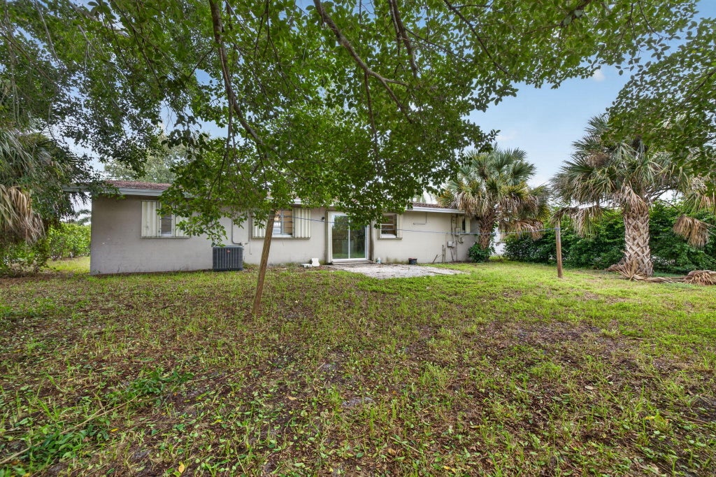 Photo of 913 NW 10th Terrace, Stuart, FL 34994 (MLS # B26079074)