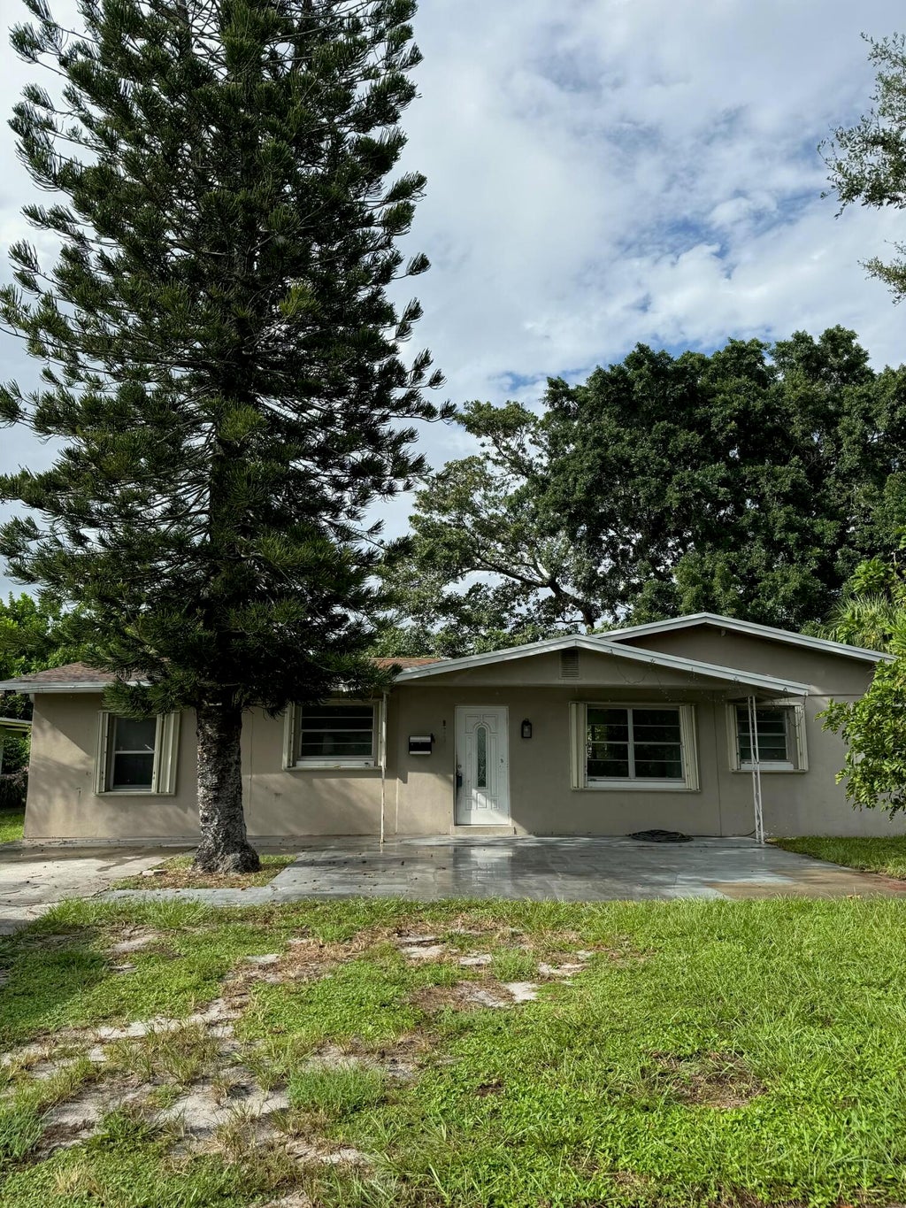Photo of 913 NW 10th Terrace, Stuart, FL 34994 (MLS # B26079074)