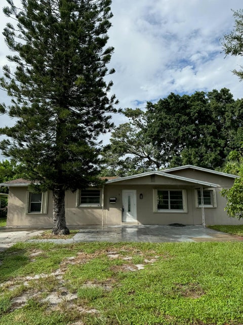 Photo of 913 NW 10th Terrace, Stuart, FL 34994 (MLS # B26079074)