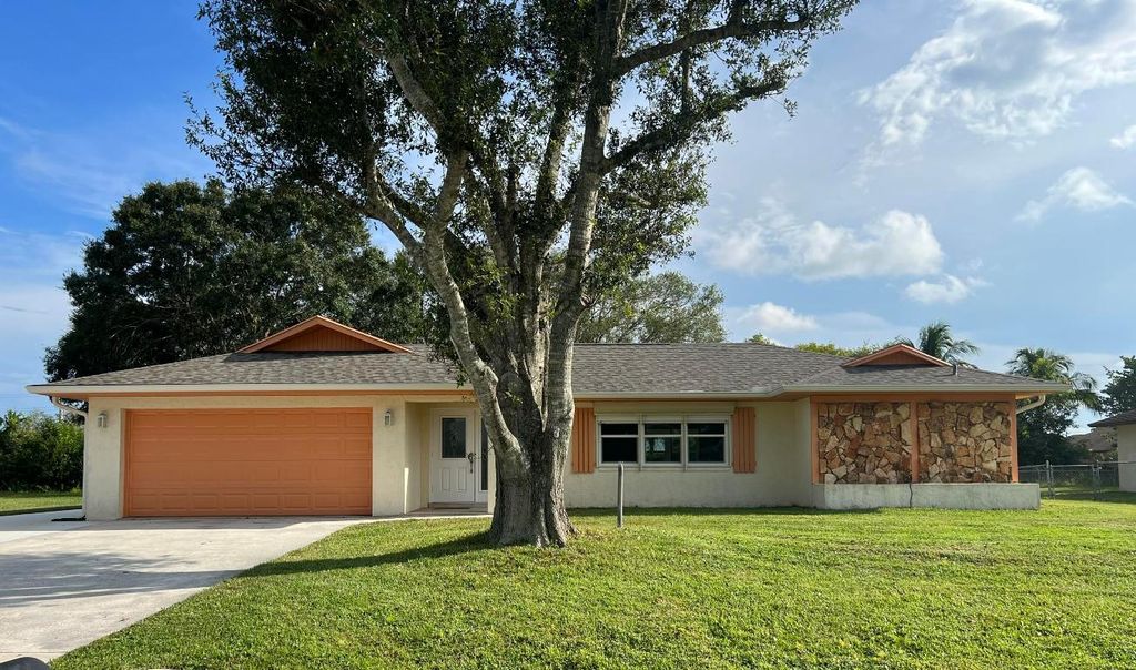 Photo of 1105 Heron Avenue, Fort Pierce, FL 34982 (MLS # R10920815)