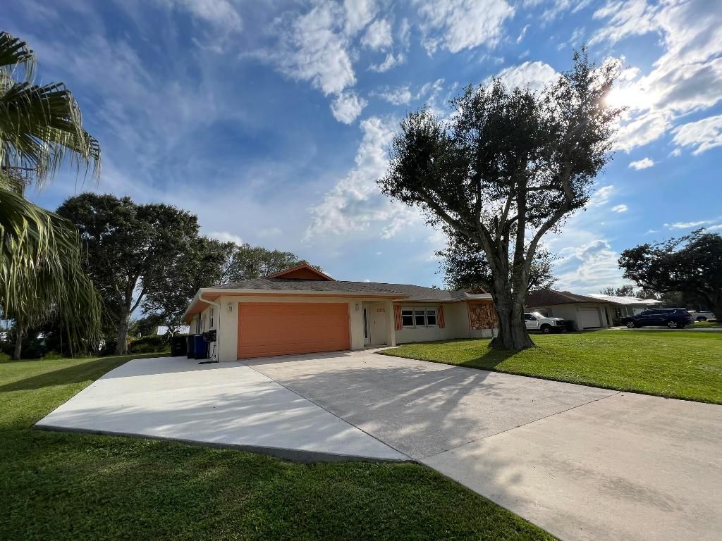 Photo of 1105 Heron Avenue, Fort Pierce, FL 34982 (MLS # R10920815)