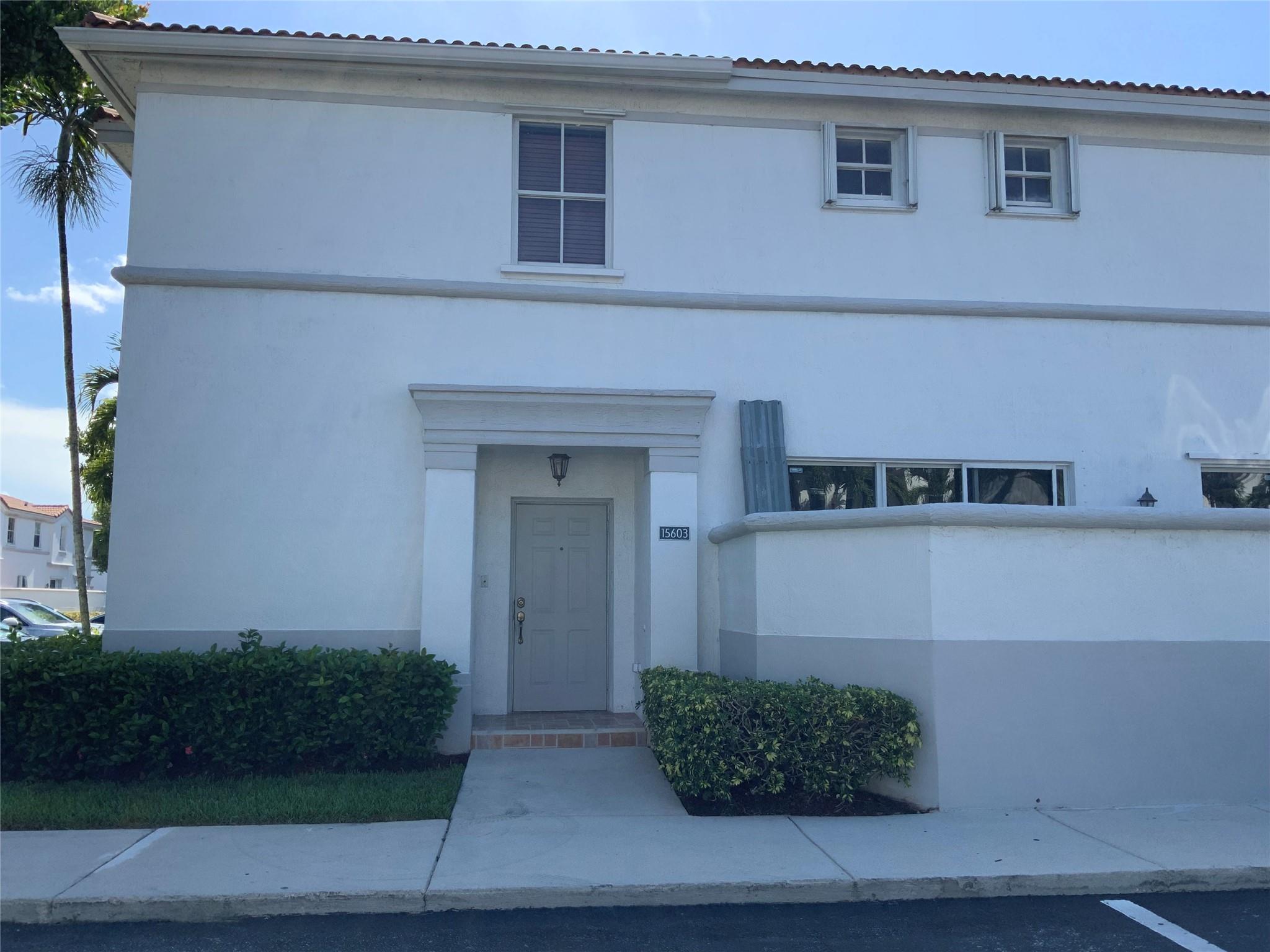 This beautiful corner townhome, located in a gated community with security guard. Featuring 4 bedrooms and 3 full baths, including a main floor bedroom and bath for convenience, tile and laminate floors, private front yards. Community pool, gym and 2 assigned parking spaces in front of the unit. Shopping centers, schools, parks and I-75 just minutes away, accessibility is effortless.