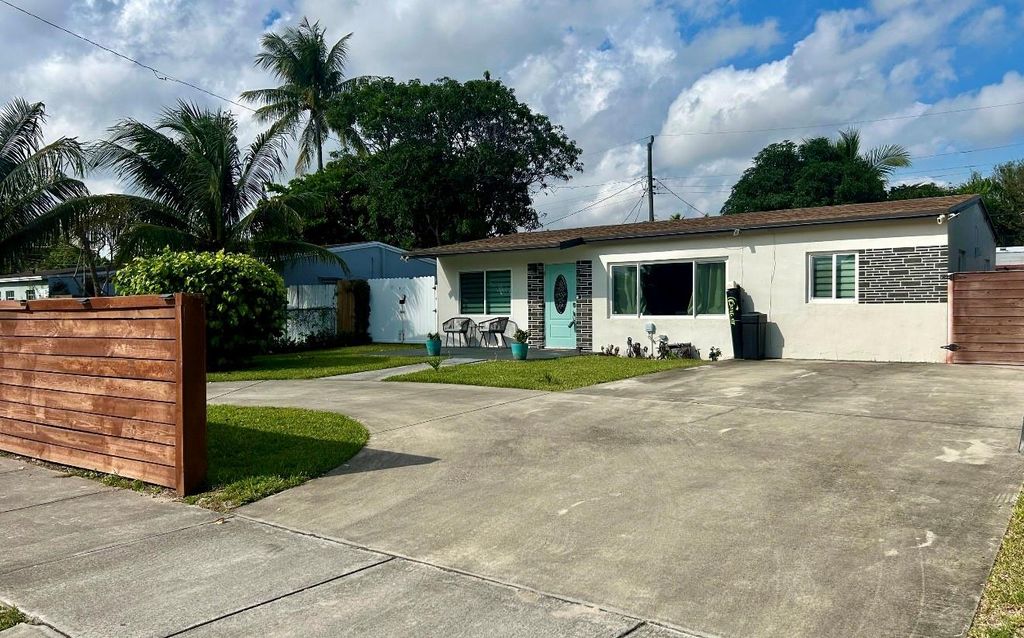 Photo of 561 NE 61st St, Oakland Park, FL 33334 (MLS # F10538792)