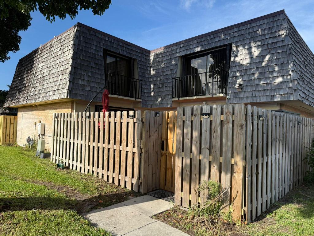 LAKEWOOD 1ST ADDITION OF PALM SPRINGS - Residential