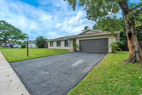 Tiny photo for 6030 SW 8TH Court, Plantation, FL 33317 (MLS # B26087095)