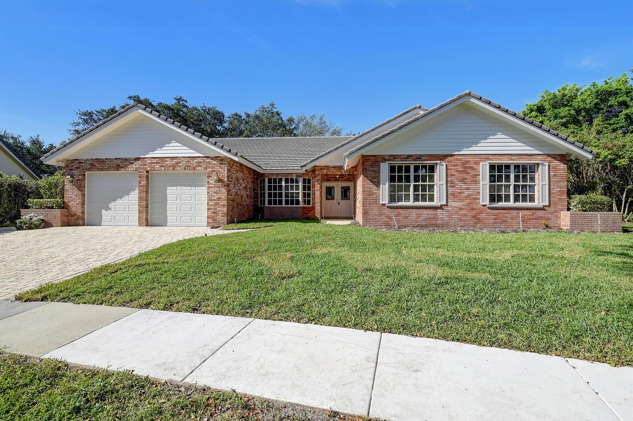 COLONNADE AT GLEN OAKS IS ONE OF THE MOST DESIRED, FAMILY, FRIENDLY COMMUNITIES IN THE HEART OF BOCA RATON.NEW BLUE LAKE ELEMENTARY VERY LARGE LOT ALMOST 1/2 ACRE.. VERY SPACIOUS HOME WITH LOADS OF POTENTIAL.