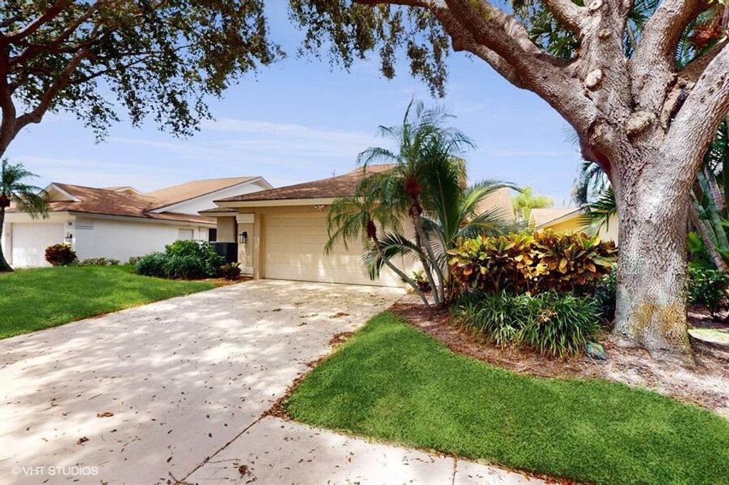 Photo of 128 Cape Pointe Circle, Jupiter, FL 33477 (MLS # R10920773)