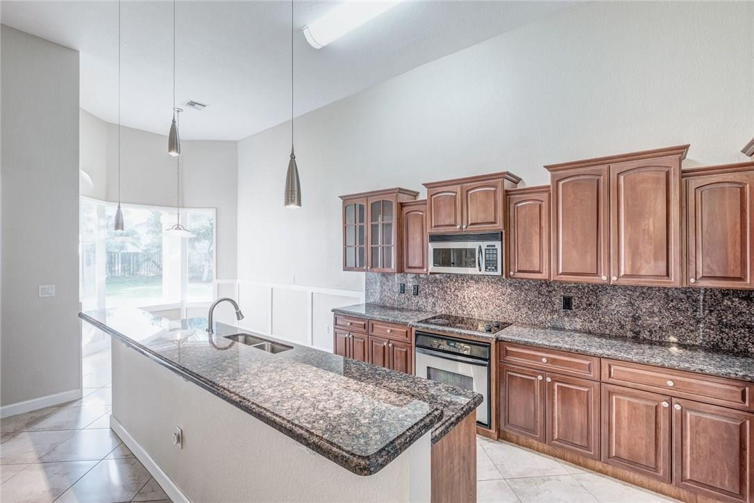 Royal Griffin 172-29 B - Residential