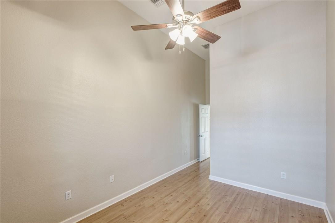 Royal Griffin 172-29 B - Residential