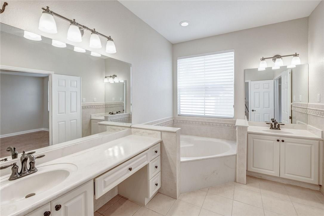Royal Griffin 172-29 B - Residential
