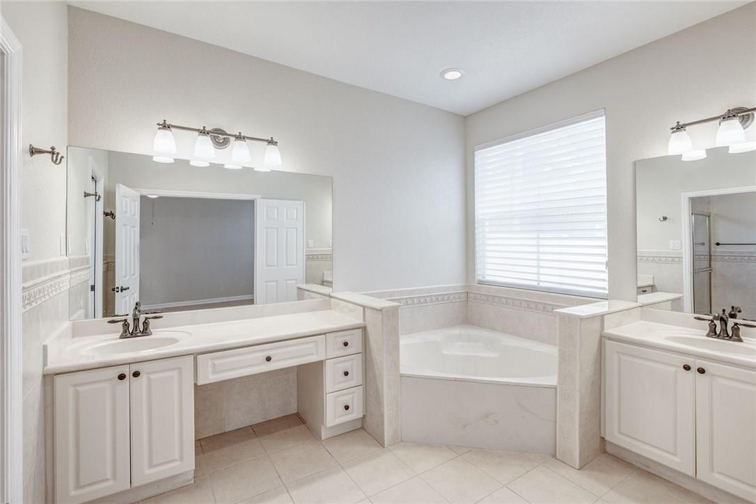 Royal Griffin 172-29 B - Residential