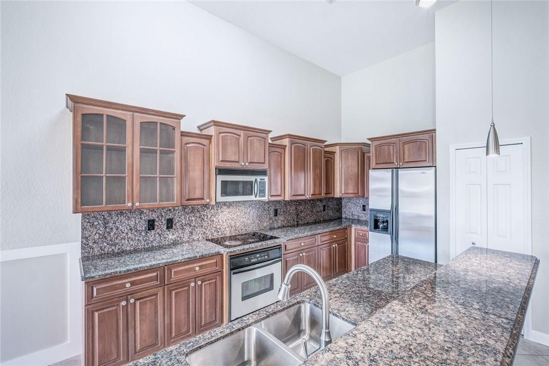 Royal Griffin 172-29 B - Residential