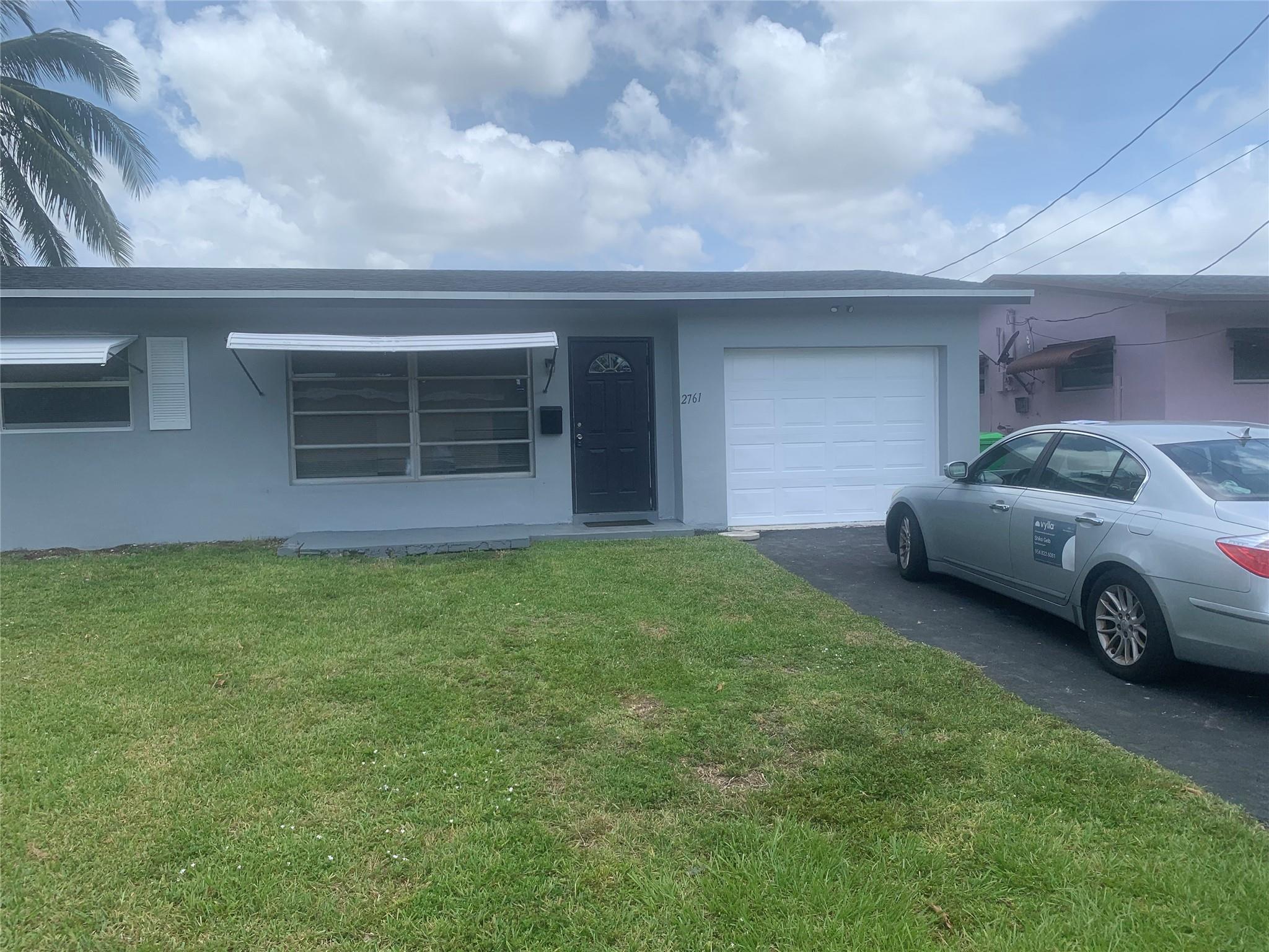 3/2 PLUS FLORIDA ROOM ONE STORY HOUSE IN A GREAT LOCATION AND CONDITION. GREAT VIEW OF THE LAKE. IMMEDIATE MOVE IN . NO HOA APPROVAL NEEDED. LAWN SERVICE INCLOUD IN THE RENT.