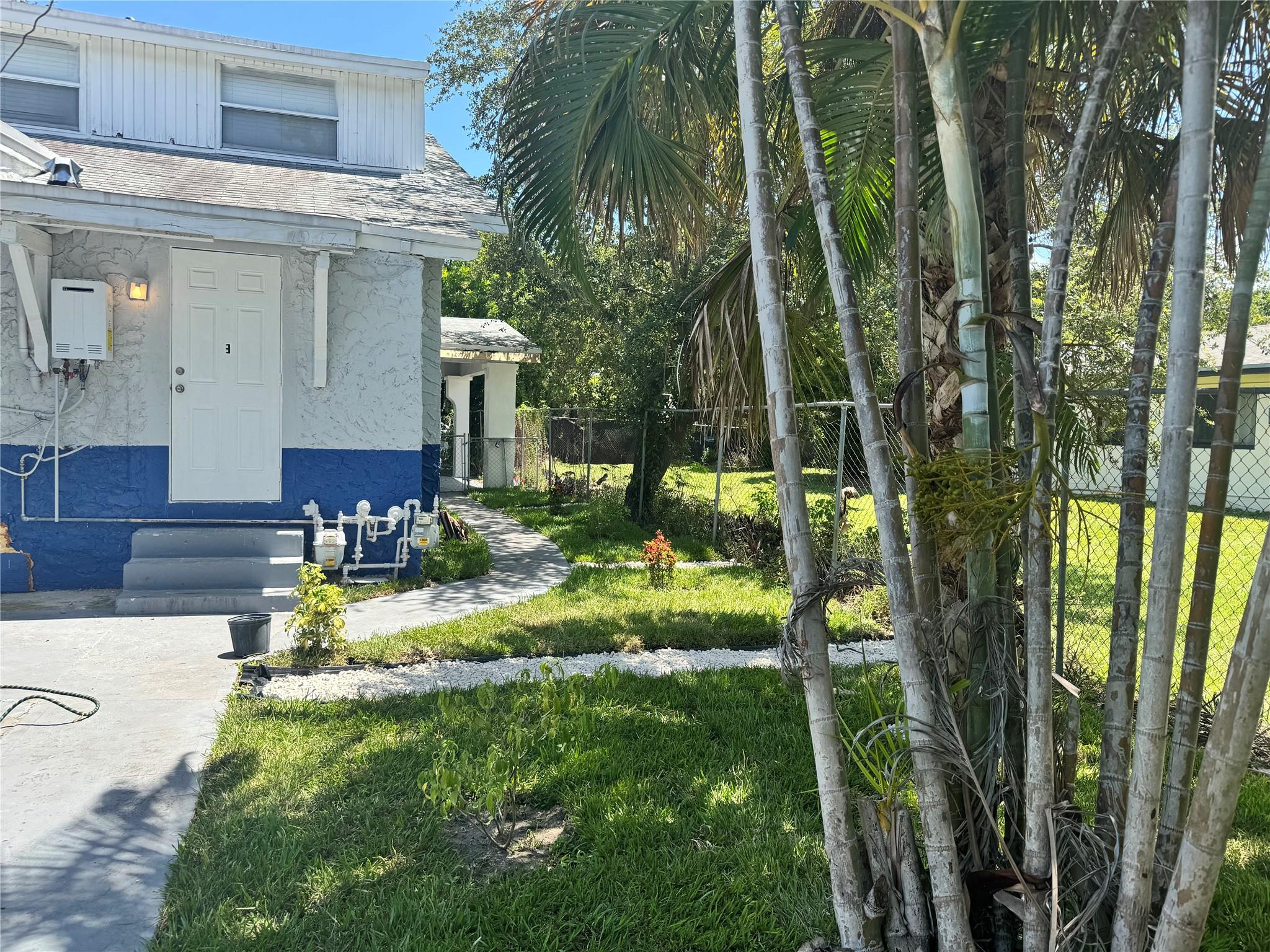 HOLLYWOOD - Residential Lease