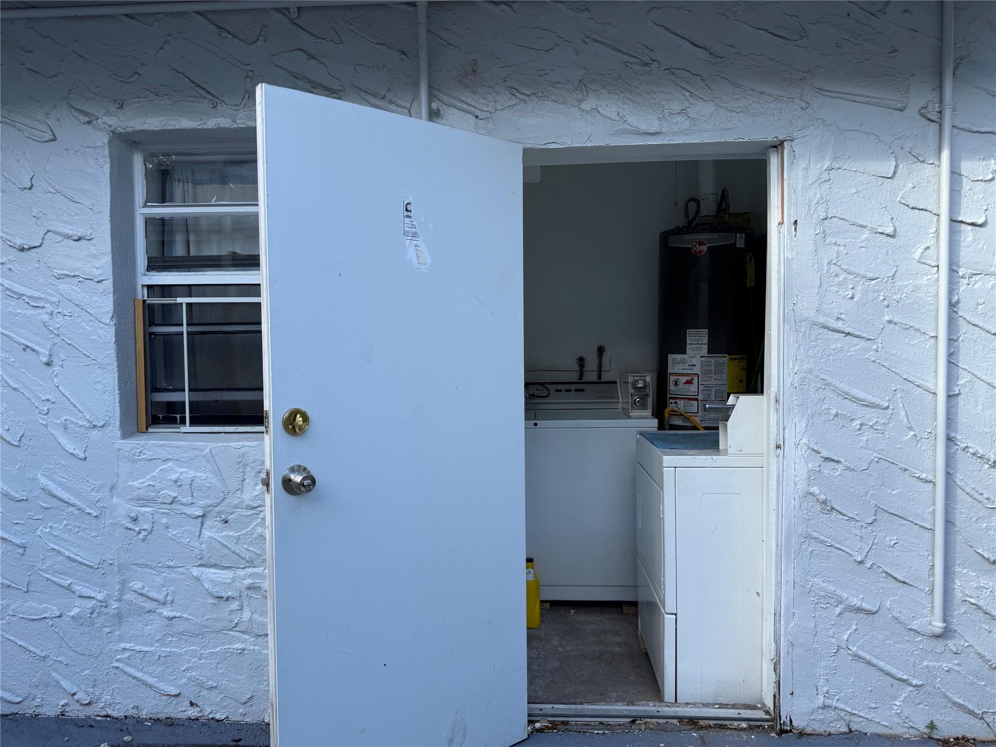 HOLLYWOOD - Residential Lease